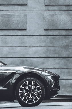 Kiev, Ukrayna - 22 Mayıs 2021: Aston Martin DBX gri lüks süper SUV gri bir duvarın arkasında. Şehirde lüks İngiliz SUV 'si var.