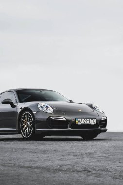 Kiev, Ukrayna - 17 Ekim 2016: Porsche 911 Turbo S açık bir arka planda. Gri spor araba yaklaş.