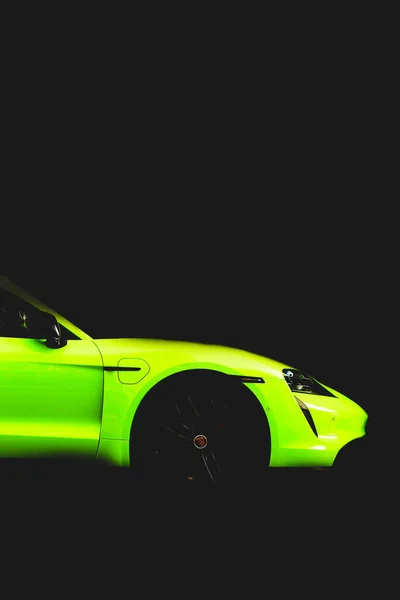 Kiev Oekraïne Juni 2021 Matte Porsche Taycan Turbo Limoenkleur Schaduw — Stockfoto