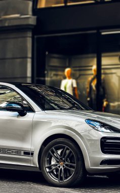 Kiev, Ukrayna - 22 Mayıs 2021: Lüks Porsche Cayenne SUV Gucci mağazasının önünde park halinde.