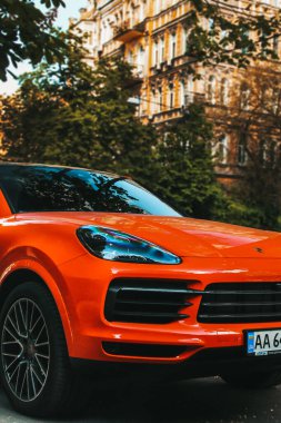 Kiev, Ukrayna - 22 Mayıs 2021: Parlak turuncu Alman Porsche Cayenne arabası