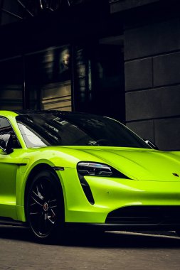 Kiev, Ukrayna - 19 Haziran 2021: Matte Porsche Taycan Turbo S limon rengi
