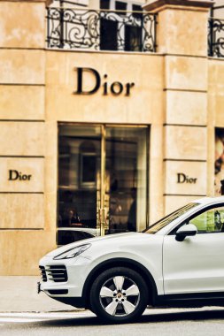 Kiev, Ukrayna - 3 Mayıs 2019: Beyaz Porsche Cayenne giyim mağazası yakınında 