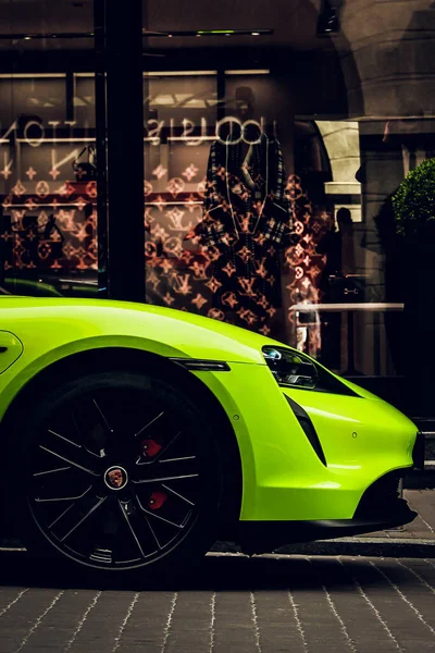 キエフ ウクライナ 2021年6月19日 Matte Porsche Taycan Turbo Lime Color City — ストック写真