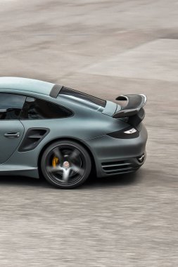 Kiev, Ukrayna - 29 Haziran 2013: Porsche 911 Turbo S. Matt Porsche yolda