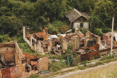 Chernihiv, Ukrayna - 9 Eylül 2022. Savaştan kalma evleri yıktılar. Saldırgan Rusya 'nın savaşı sırasında harabeler. Rusya 'nın Ukrayna' yı yasadışı işgali.