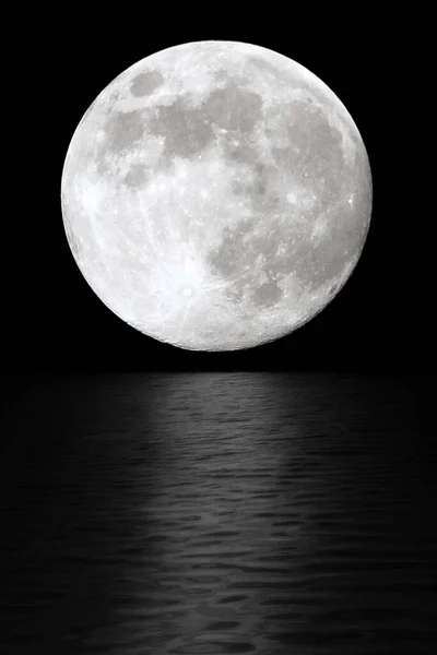 Měsíc Noci Černé Obloze Odraz Měsíčního Svitu Vodě — Stock fotografie