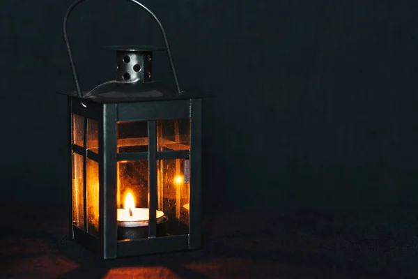 Eine Kerze Brennt Einer Lampe Gemütliche Atmosphäre Haus — Stockfoto