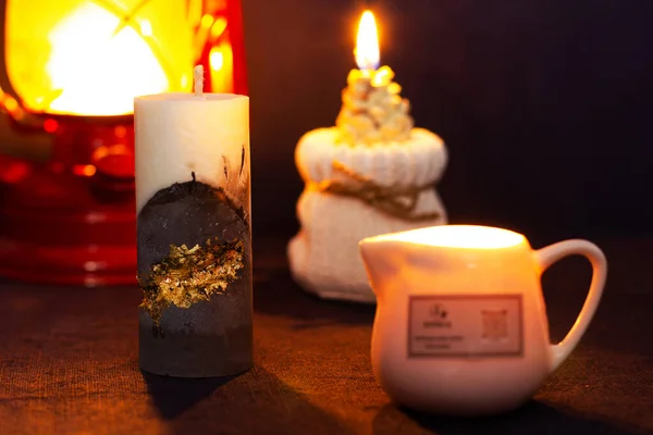 Brennende Kerzen Neben Dem Spiegel Schöne Handgefertigte Kerzen Gemütliche Atmosphäre — Stockfoto