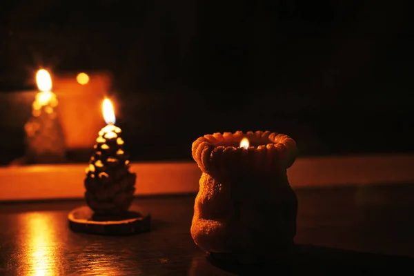 Hořící Svíčky Zrcadla Krásné Ručně Vyráběné Svíčky Útulná Atmosféra Domě — Stock fotografie