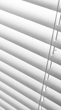 Dikey beyaz panjurlar. Doğal ışıklandırma. Pencere. Arkaplan