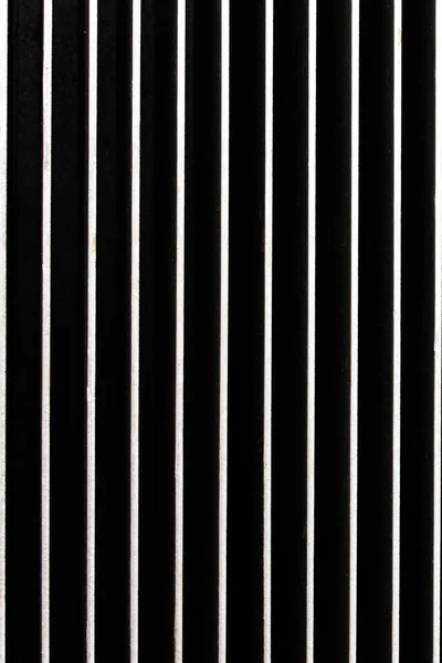 黒い背景に垂直金属ストリップ — ストック写真