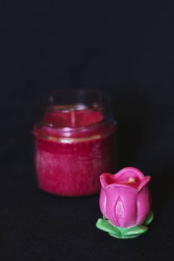 Çiçek şeklinde güzel kokulu bir mum. Güzel el yapımı mumlar. Evin rahat atmosferi.