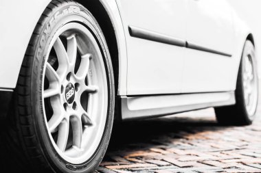 Chernigov, Ukrayna - 24 Temmuz 2021: BBS otomobil diskleri. Araba tekerlekleri kapanıyor. Lastikler. Araba tekerleği yakın plan. Reklam için. Beyaz araba