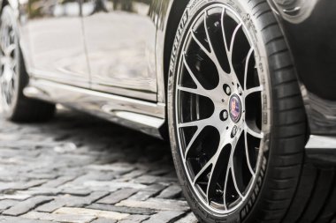 Ukrayna, Chernihiv - 24 Temmuz 2021: İsveç arabası Saab yolda. Araba tekerlekleri kapanıyor.