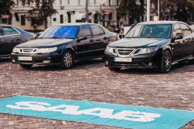 Chernigov, Ukrayna - 24 Temmuz 2021: Saab arabaları arka arkaya park edildi. Saab 9-5, 9-3. Farklı Saab Araba Modelleri
