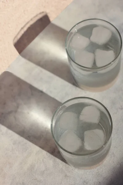 Eiswasser Gläsern Eiswürfel — Stockfoto