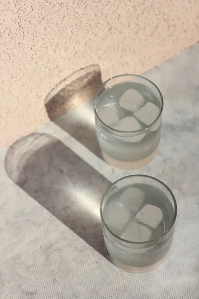 Acqua Ghiacciata Bicchieri Vetro Cubi Ghiaccio — Foto Stock