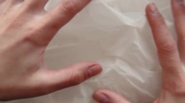 Biyo-çözünebilir çanta yakın plan. Biyo-çözünebilir paketin dokusu. Eller pakete dokunuyor.