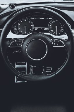 Gösterge panelini gösteren modern bir otomobilin iç görünümü