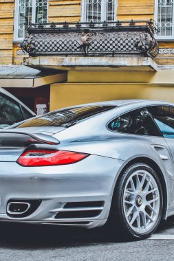 Ukrayna, Kiev - 20 Ağustos 2011; Porsche 911 Turbo S şehirde park etti