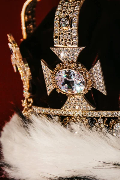 红色背景的皇冠珠宝 — 图库照片