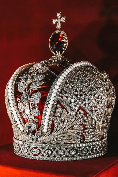 红色背景的皇冠珠宝 — 图库照片