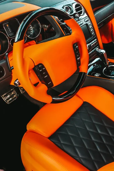 Widok Wnętrze Nowoczesnego Samochodu Pokazującego Deskę Rozdzielczą Dostrajanie Orange Luksusowy — Zdjęcie stockowe