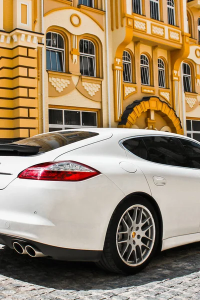 Kyjev Ukrajina Června 2013 Bílý Luxusní Vůz Porsche Panamera Pozadí — Stock fotografie