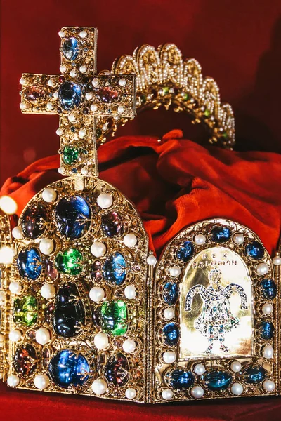 红色背景上的金王冠珠宝 — 图库照片