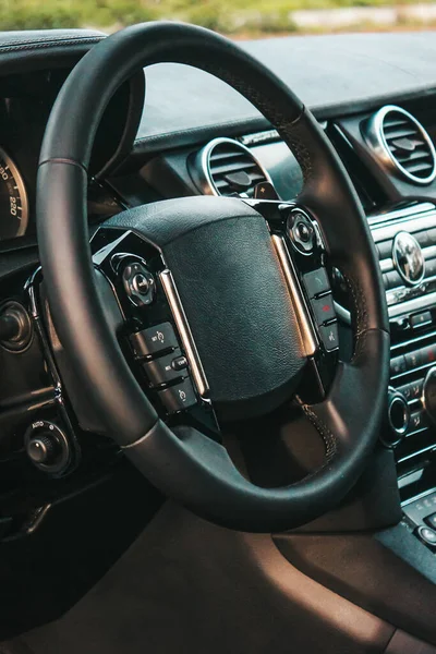 ダッシュボードを示す近代的な自動車の内部のビュー 黒内装 — ストック写真