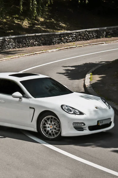 乌克兰基辅 2013年6月1日 白色豪华车Porsche Panama Era 4S上路 — 图库照片