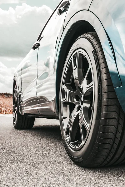 하늘을 배경으로 자동차 바퀴는 아스팔트의 위에서 닫히게 됩니다 자동차 타이어 — 스톡 사진
