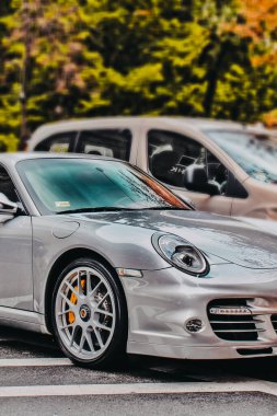 Ukrayna, Kiev - 20 Ağustos 2011; Porsche 911 Turbo S şehirde park etti