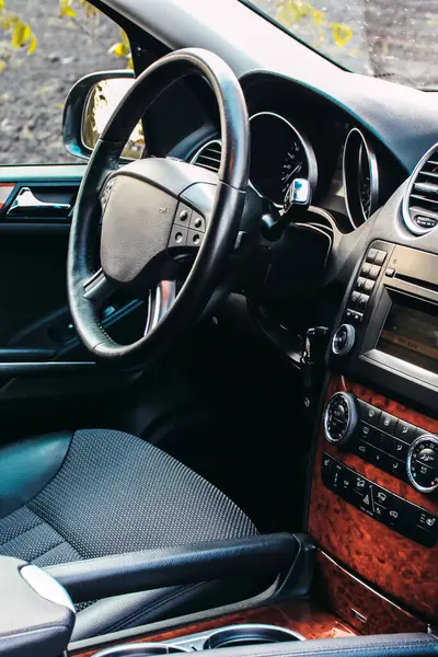 ダッシュボードを示す近代的な自動車の内部のビュー 車の内装の詳細 車のインテリア贅沢 カーエレクトロニクス — ストック写真