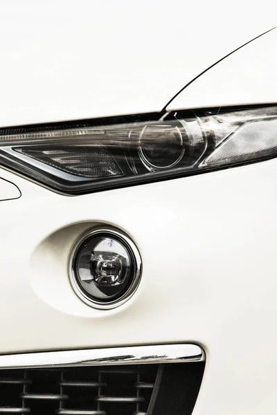 Autoscheinwerfer Luxusscheinwerfer Ein Teil Eines Weißen Autos Nahaufnahme Stoßstange — Stockfoto