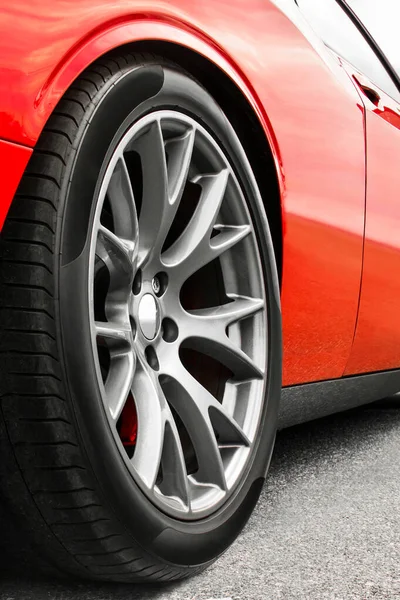 Rotes Auto Autoräder Schließen Sich Auf Einem Hintergrund Aus Asphalt — Stockfoto