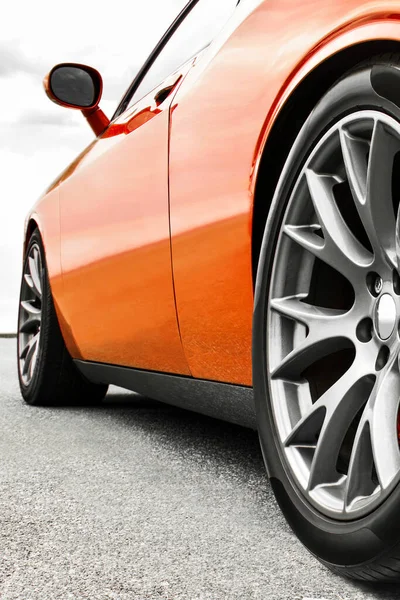 오렌지 자동차 바퀴는 아스팔트의 위에서 닫히게 됩니다 자동차 타이어 자동차 — 스톡 사진