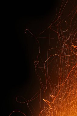 Siyah arka planda kıvılcımlar. Ateş kıvılcımları