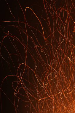 Siyah arka planda kıvılcımlar. Ateş kıvılcımları