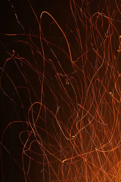 Siyah arka planda kıvılcımlar. Ateş kıvılcımları