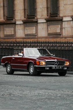Fransa, Paris - 20 Mayıs 2023: Eski klasik Mercedes-Benz SL sınıfı R107 Paris 'in merkezinde