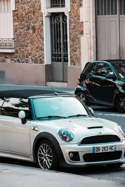 Франция Париж Мая 2023 Года Белый Mini Cooper Cabrio Городе — стоковое фото