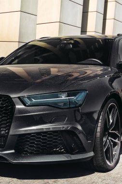 Kiev, Ukrayna - 3 Mayıs 2019: Şehirde Gri Audi Rs6 araba