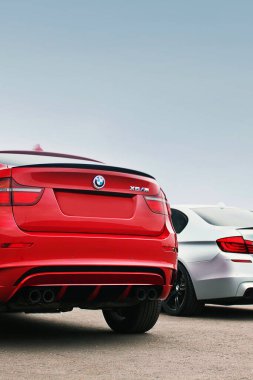 Kiev, Ukrayna - 14 Ekim 2016: Kırmızı araba BMW X6 M ve BMW M5 Matt