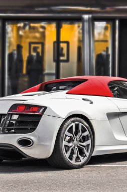 Kiev, Ukrayna - 4 Nisan 2012: Beyaz Audi R8 Spyder şehir merkezinde