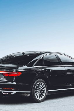 Kiev, Ukrayna - 3 Mayıs 2019: Mavi gökyüzüne karşı Siyah Audi A8