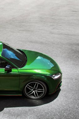 Kiev, Ukrayna - 19 Haziran 2021: Hızlı Alman yeşil arabası Audi TT hareket halinde. Bulanık araba