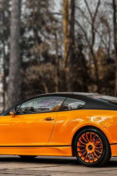 Kiev Ukraine Avril 2014 Orange Bentley Continental Race Mansory — Photo