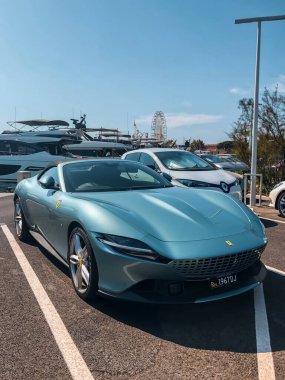 Fransa - 10 Ağustos 2024: Lüks süper araba Ferrari Roma Örümceği.